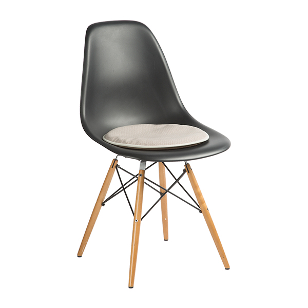 DSW Chair Ahorn Sitz schwarz mit Seat Dot sand/coffee mieten