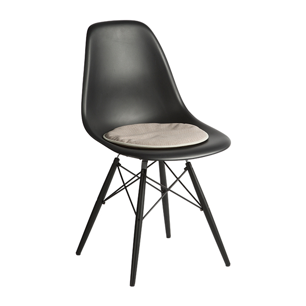 DSW Chair Ahorn schwarz Sitz schwarz mit Seat Dot sand/coffe mieten