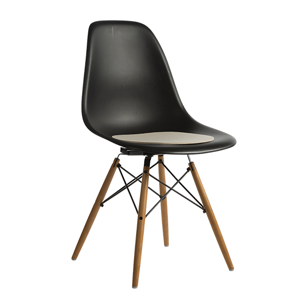 DSW Chair Ahorn Sitz schwarz mit Filzauflage weiß mieten