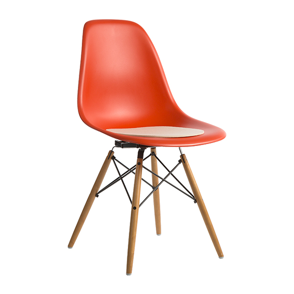 DSW Eames Plastic Chair Ahorn Sitz rot mit Filzauflage weiß mieten