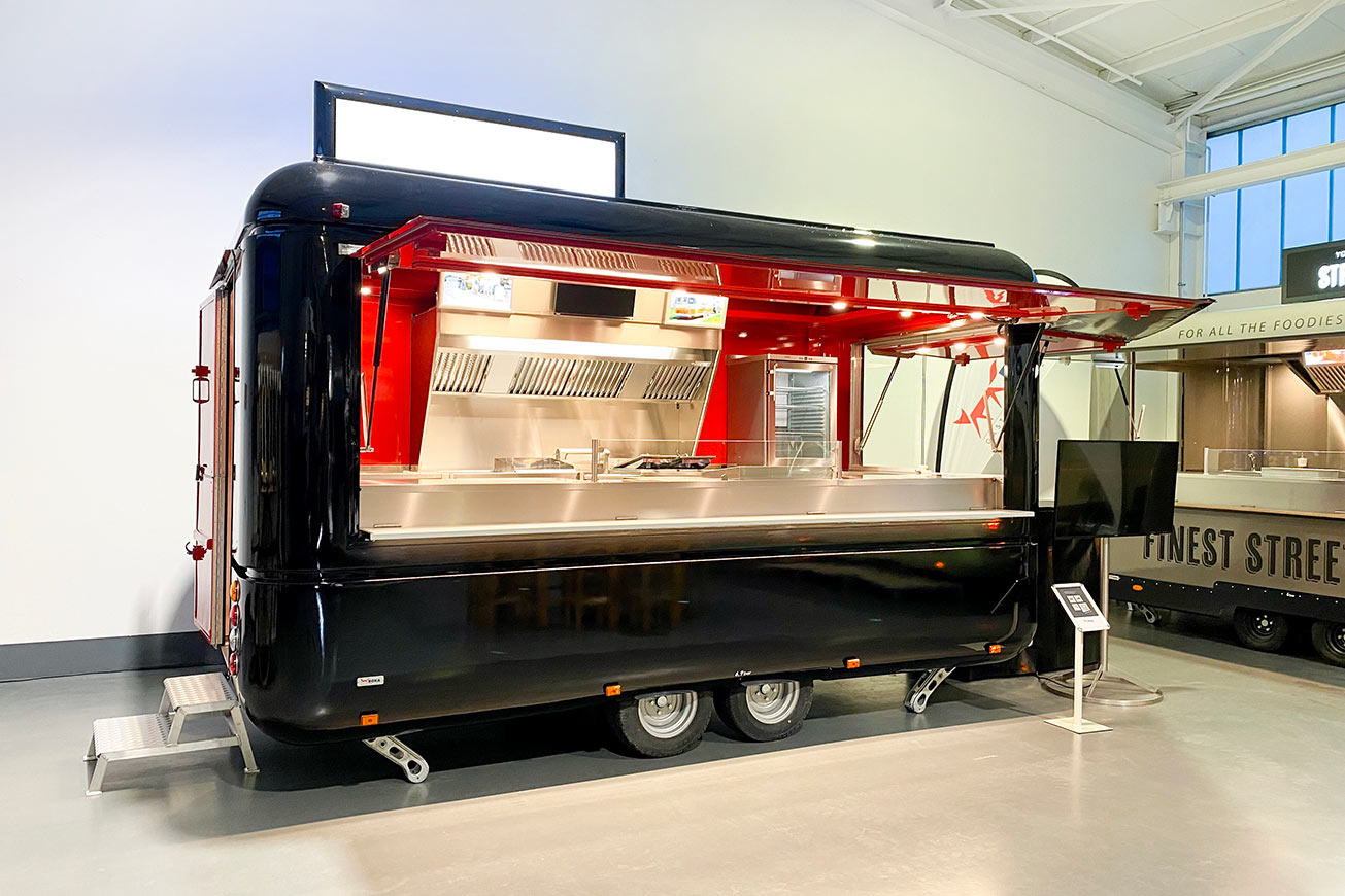 Imbisswagen Mieten: Modell Roadrunner – Fahrzeug-ID N070 mieten bei ROKA Werk GmbH