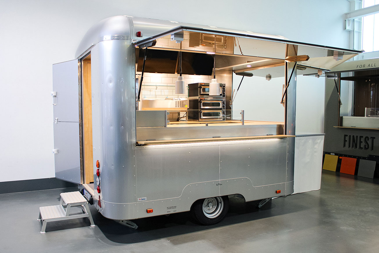 Pizza Trailer Mieten: STEELRUNNER 30 – Fahrzeug-ID L052 mieten bei ROKA Werk GmbH
