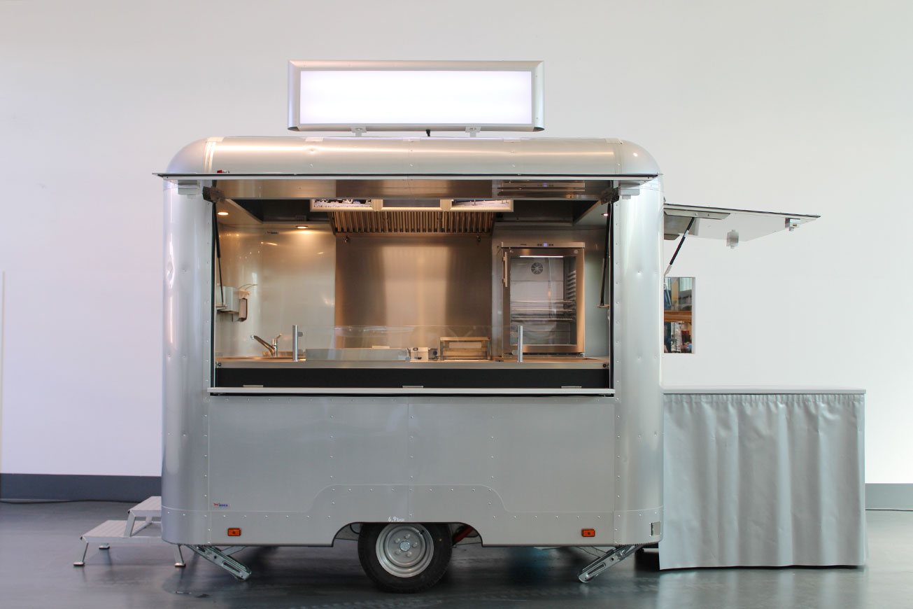 Food Trailer Mieten: STEELRUNNER 30 – Fahrzeug-ID L057 mieten bei ROKA Werk GmbH