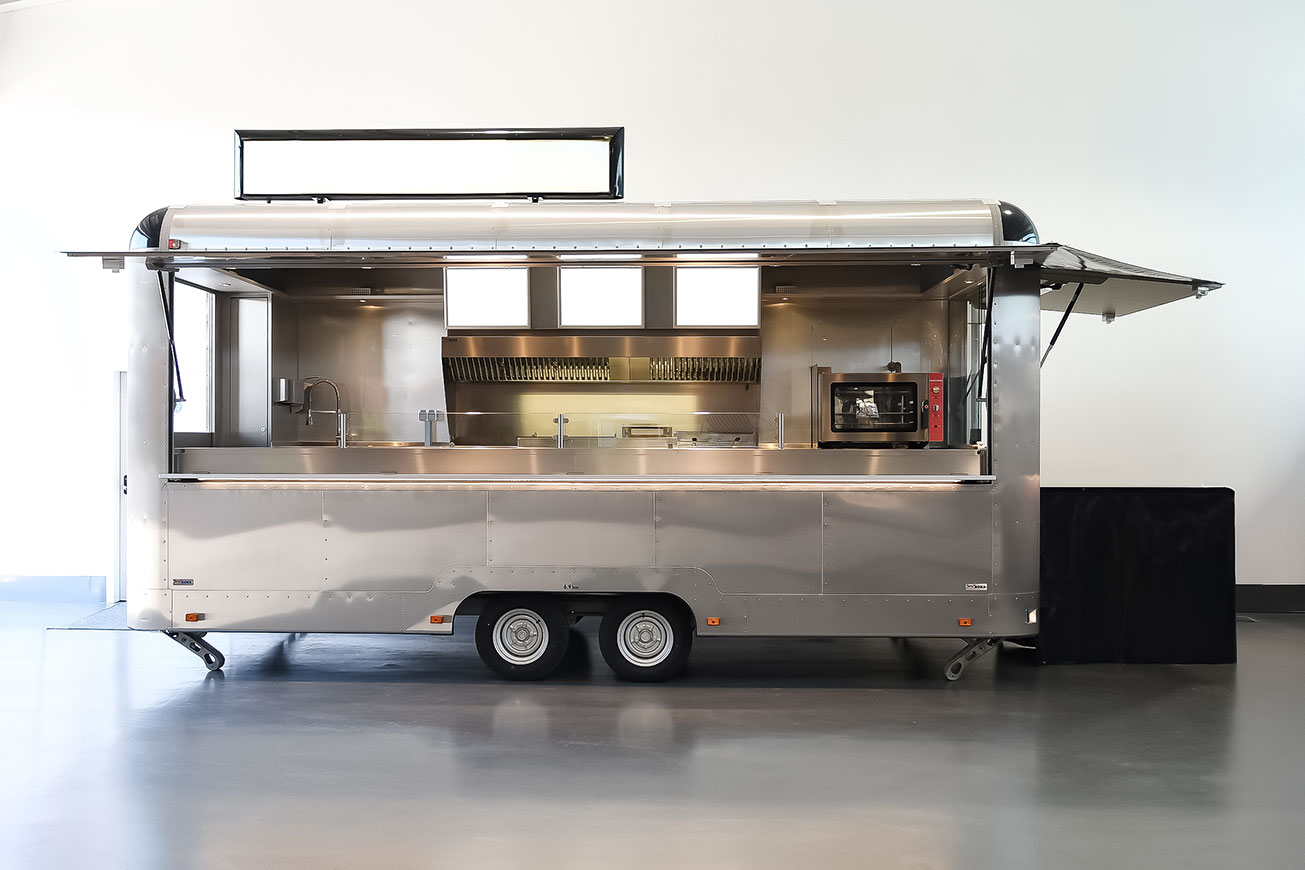 Food Trailer Mieten: Steelrunner 55 – Fahrzeug-ID H062 mieten bei ROKA Werk GmbH