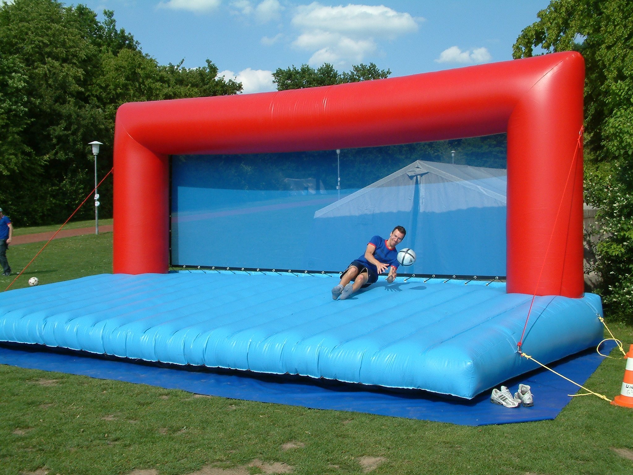 Keeper mit Ballmaschine mieten bei play and fun team GmbH