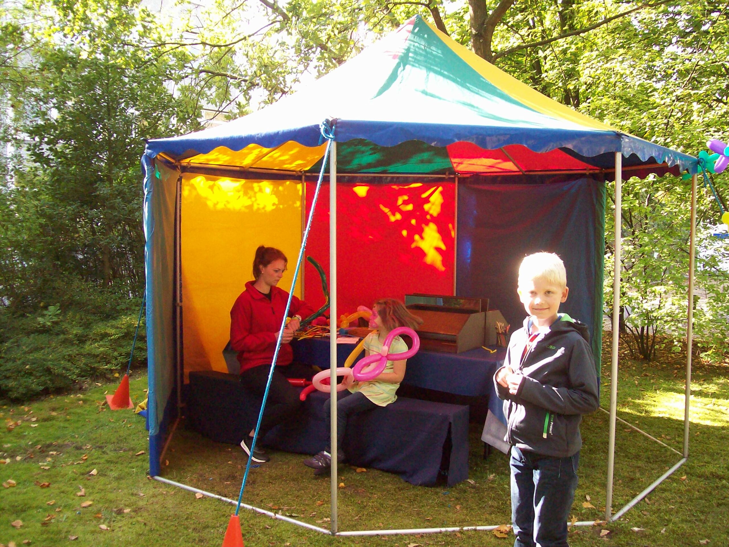 Modellier-Luftballons mit 15m² Zelt mieten bei play and fun team GmbH