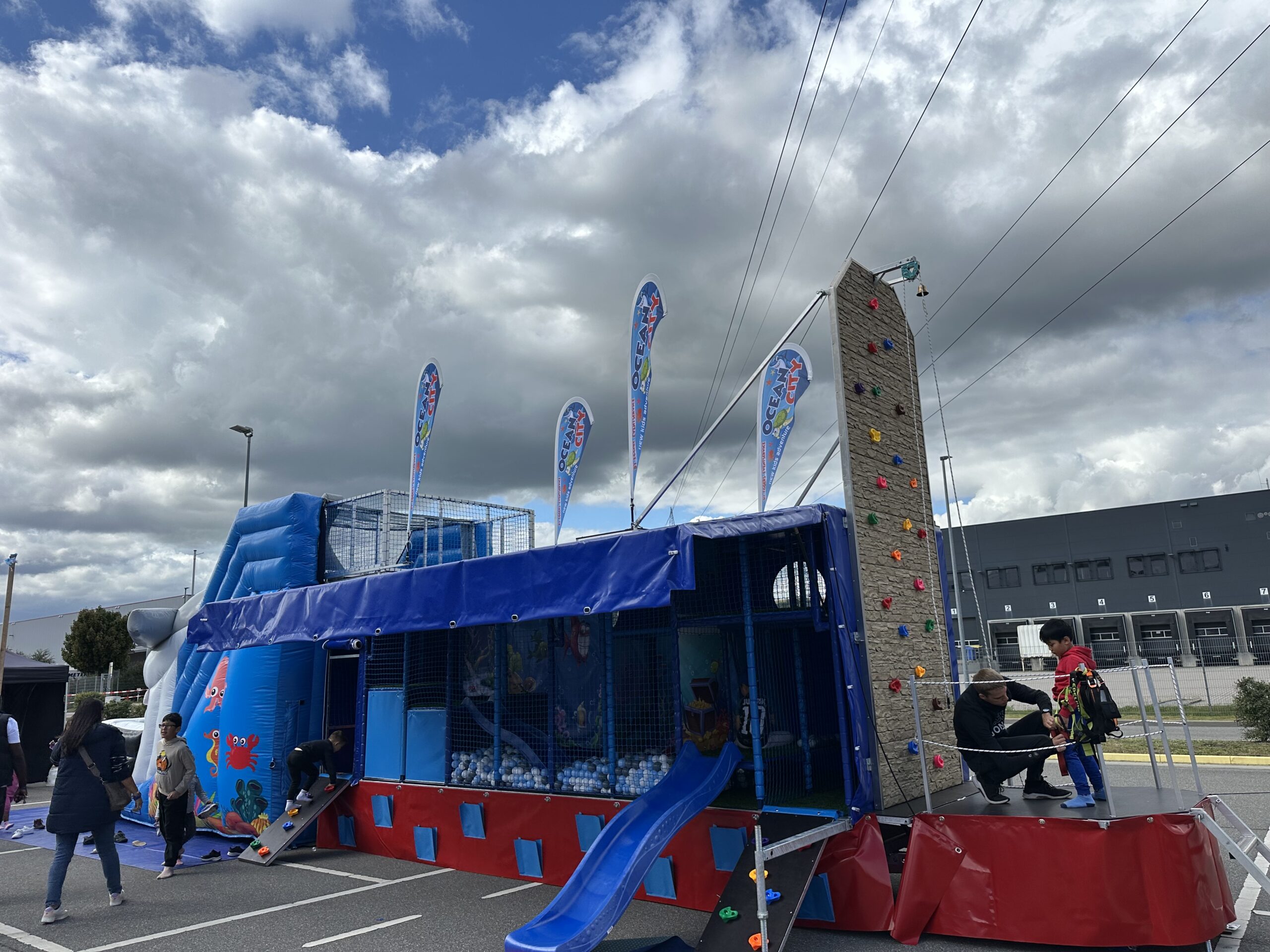 Ocean-Action-Trailer mieten bei play and fun team GmbH