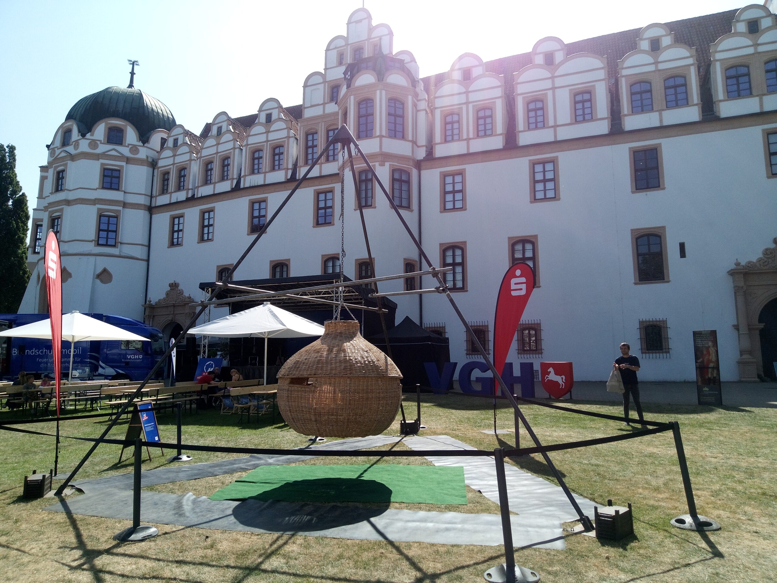Weltenschaukel mieten bei play and fun team GmbH