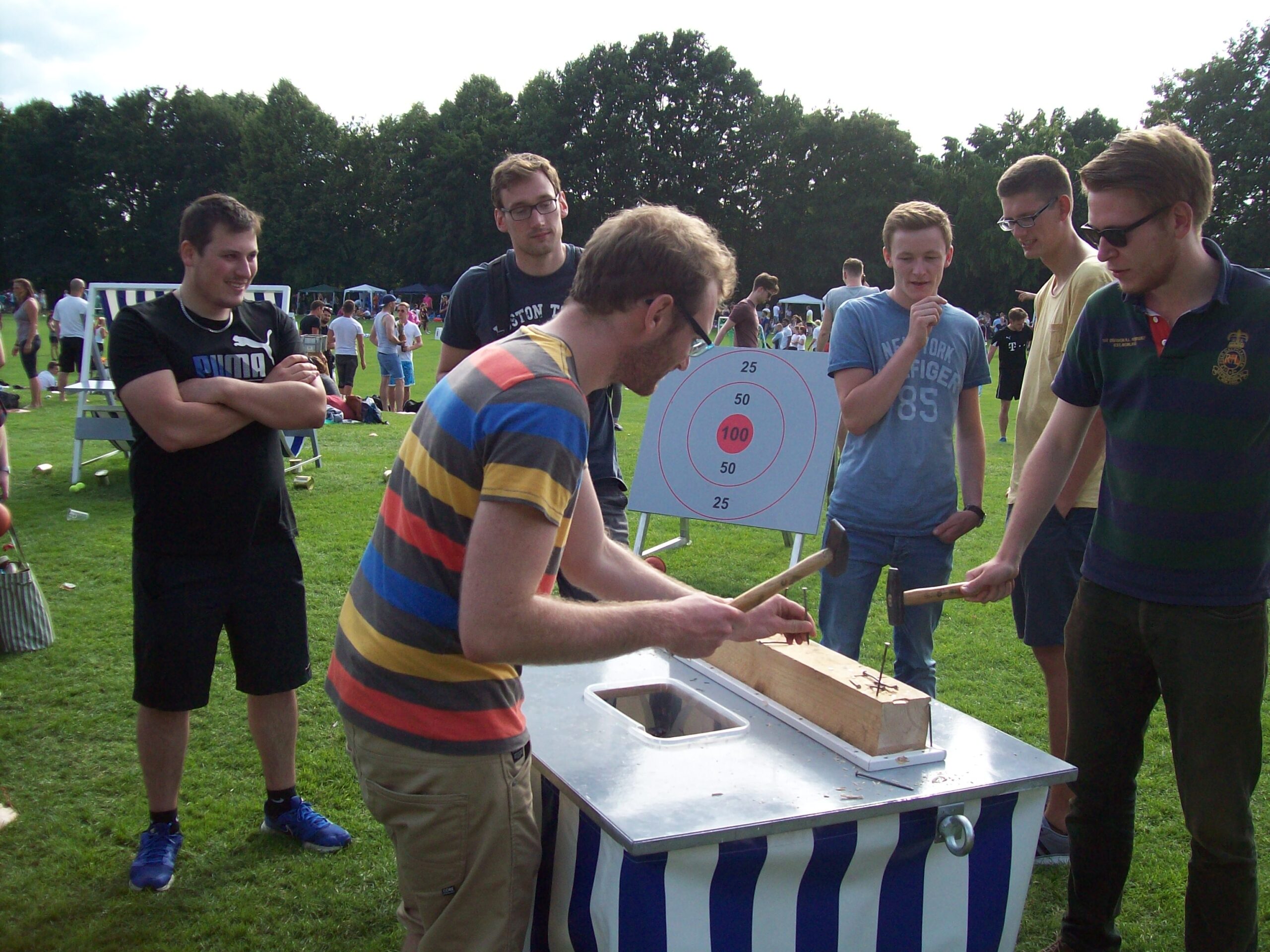 Nagelbalken mieten bei Play and Fun Team