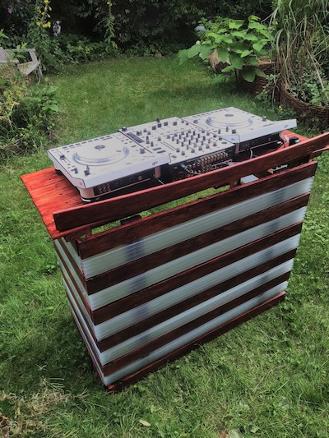 Custom Made DJ Booth mieten bei Discjockey-Online.de