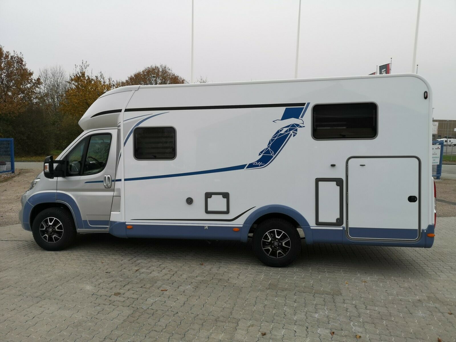 Bürstner Delfin T690G (4 Pers.) - Hubbett, Markise, Fahrradträger, TV/Sat – 2