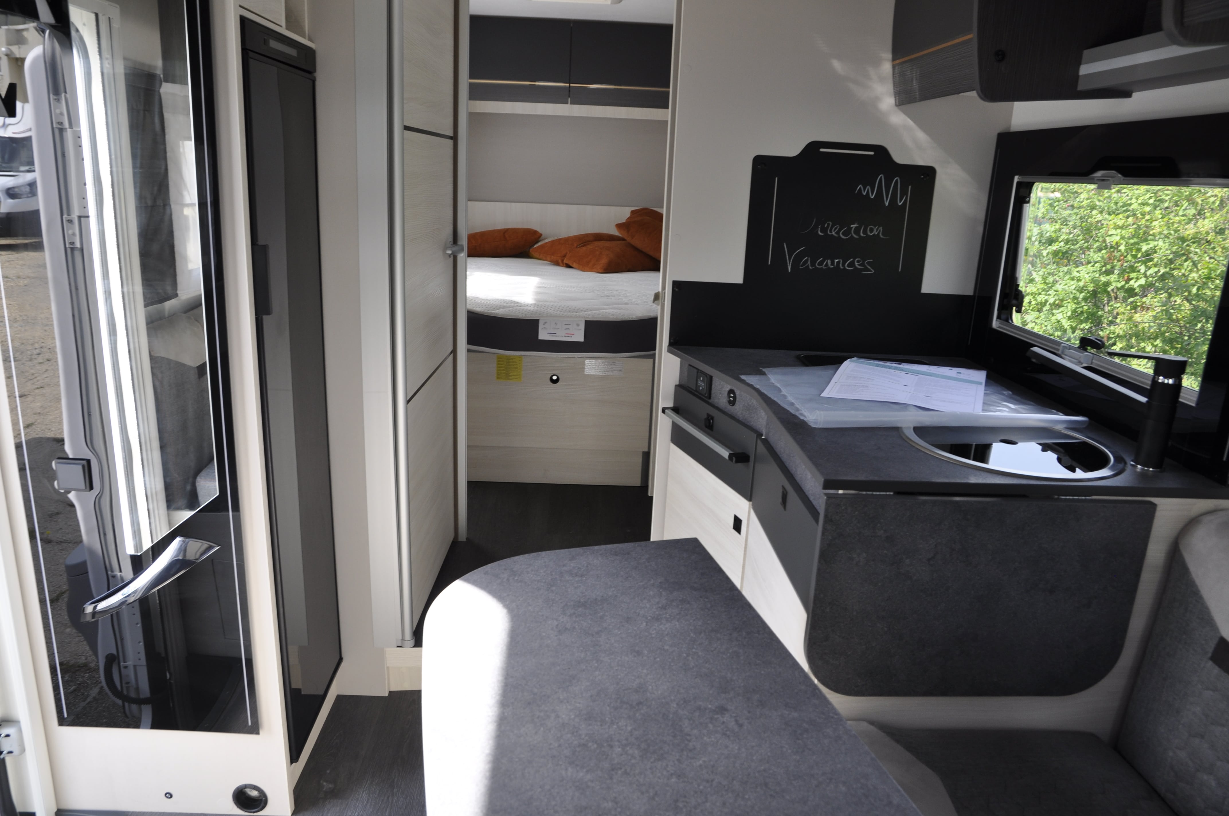 Teilintegriertes Wohnmobil mit 160cm Queensbett – 4