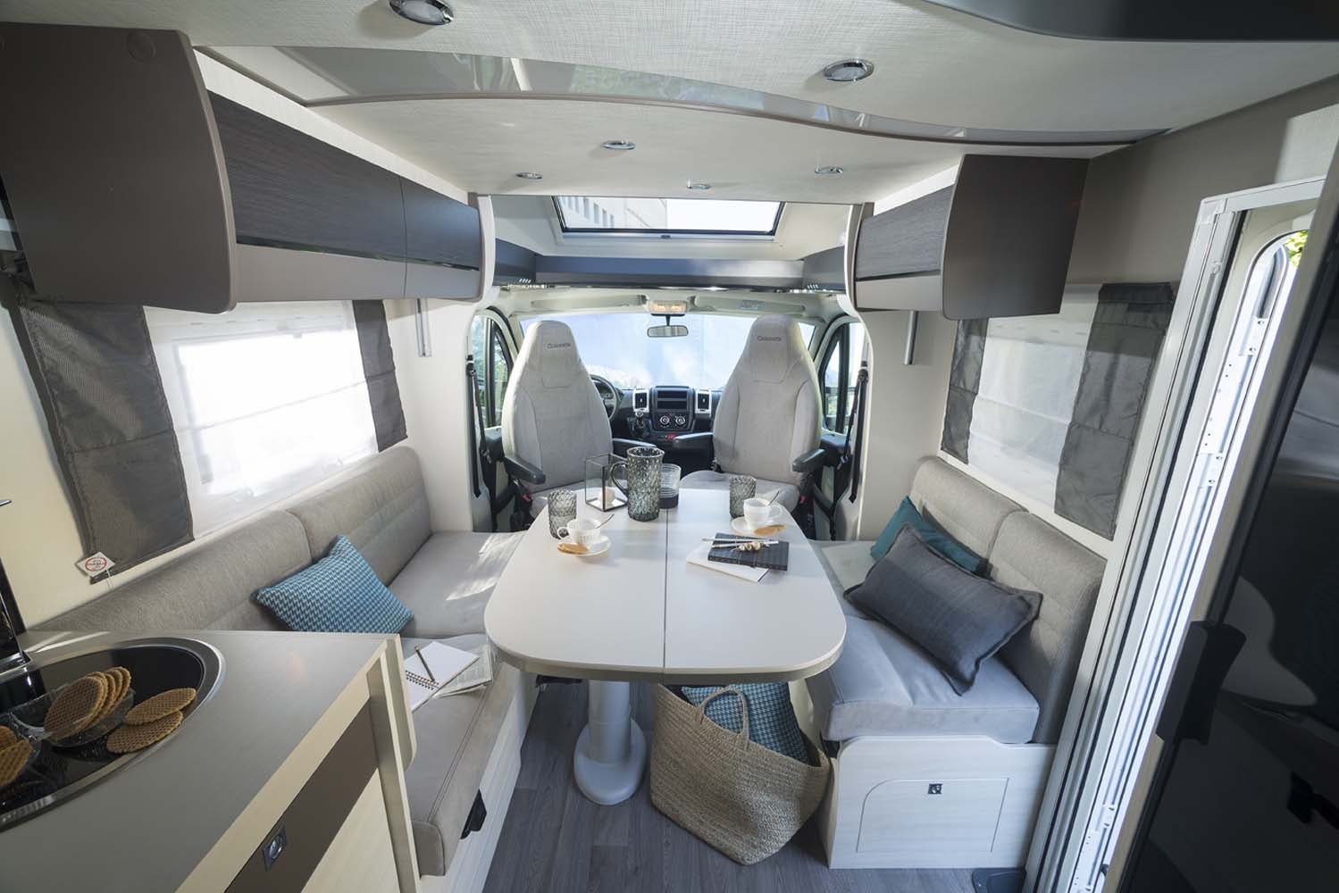 Wohnmobil mit Längsbetten und Hubbett, 170PS, 4 Personen – 3