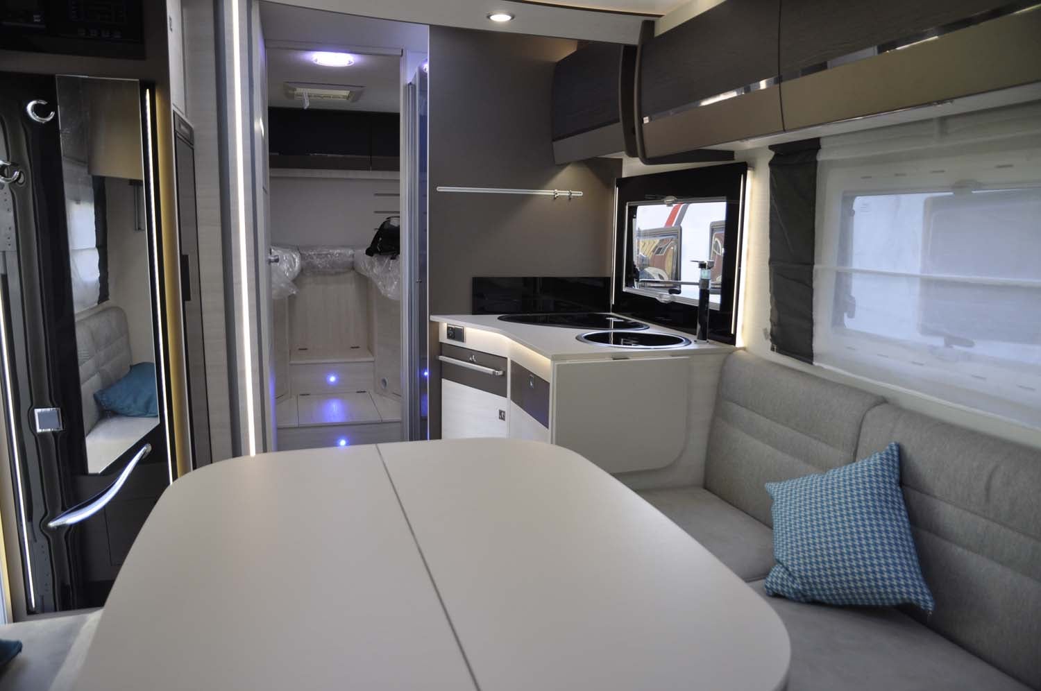 Wohnmobil mit Längsbetten und Hubbett, 170PS, 4 Personen – 4
