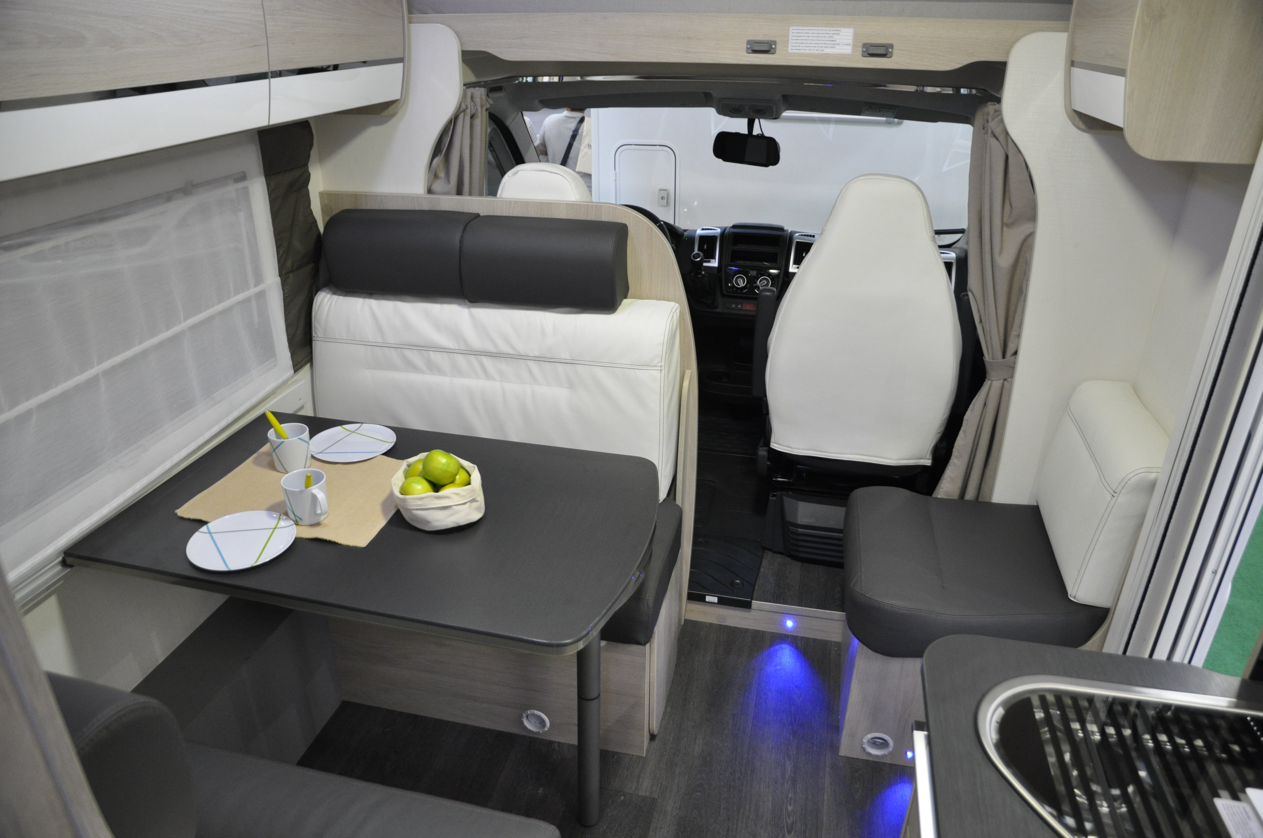 Familienwohnmobil der Extraklasse mit riesiger Heckgarage – 4