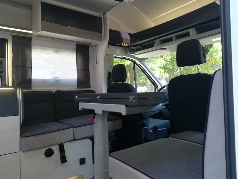 Teilintegriertes Wohnmobil mit 160cm Queensbett – 3