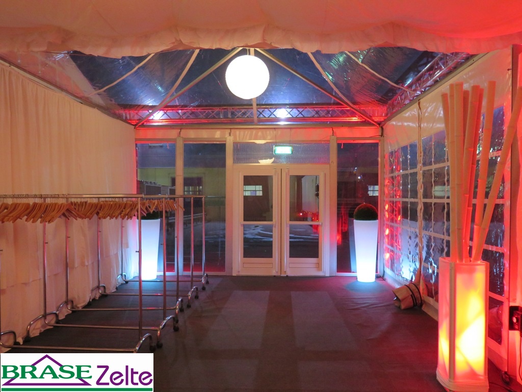 Eingangsbereich zu eleganter Feier mieten bei Brase Zelte GmbH & Co KG