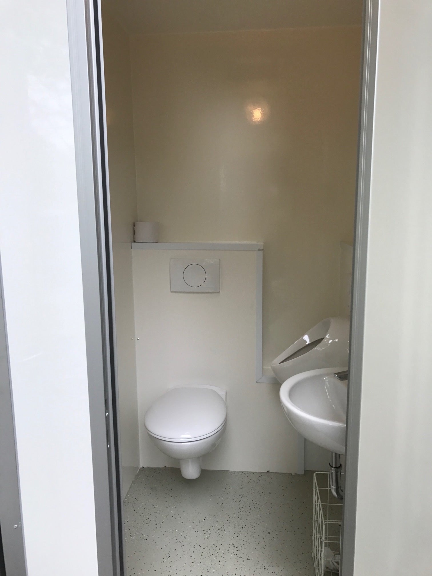 (1) Toilettenkabine mit Heizung – 3