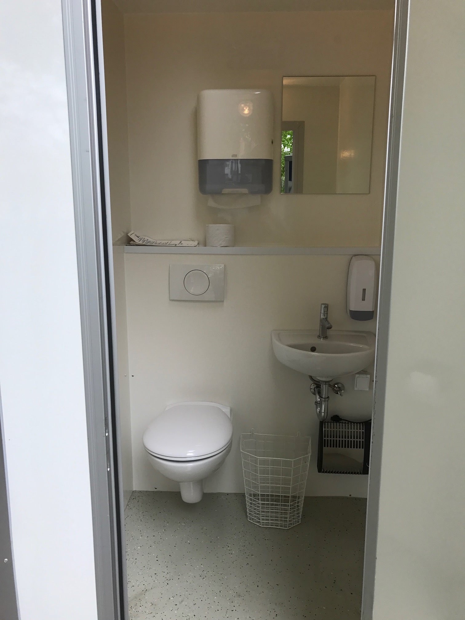 (1) Toilettenkabine mit Heizung – 2