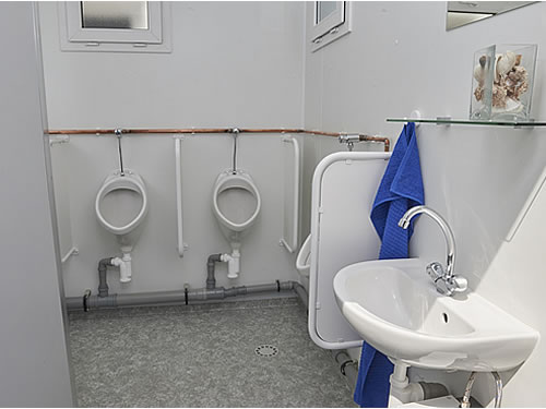 Toilettencontainer Standard neuwertig (6 m, 4 Damen, 1 Herren plus Urinale) mieten