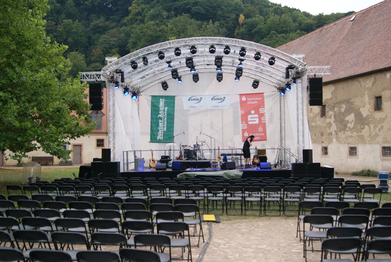 Bühne Milos MR1T 8x7 Runddach transparent mieten bei LTT Eventtechnik