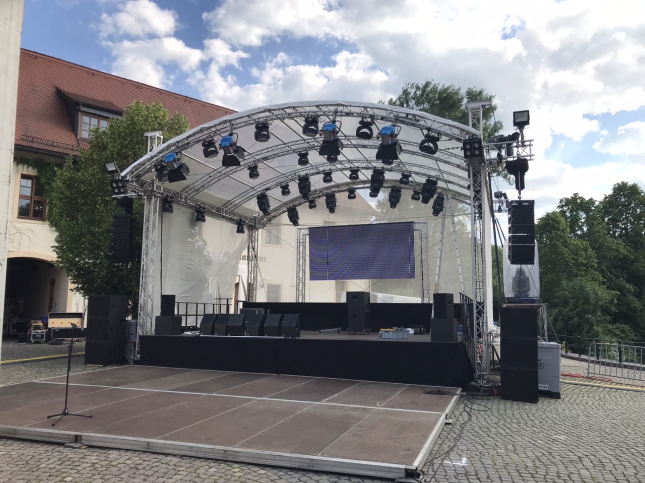 Bühne Milos MR1T 8x7 Runddach weiß mieten bei LTT Eventtechnik