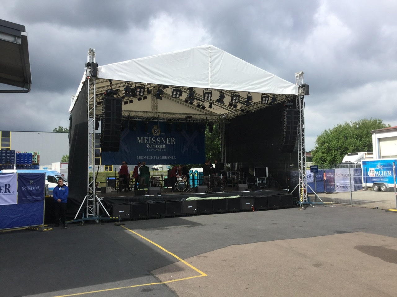 Bühne Milos MR2 10x8 weiß mieten bei LTT Eventtechnik