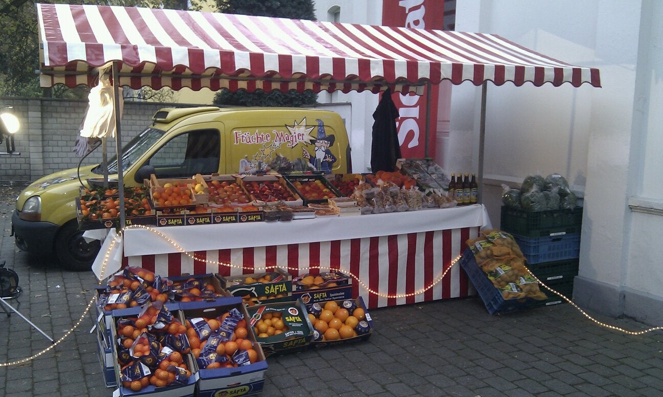 Marktstand mit Rot / Weißer Dachplane