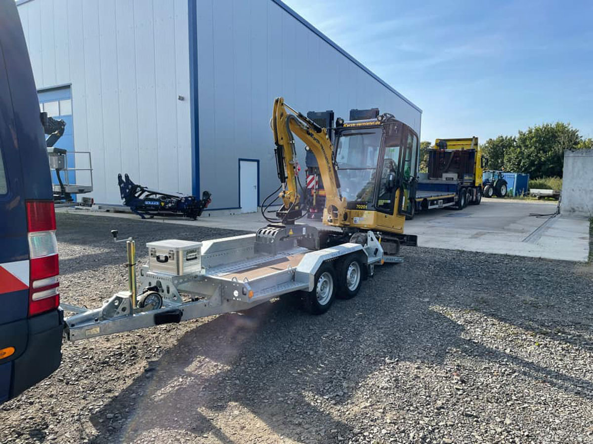 Baumaschinenanhänger mieten bei Kurth Autokrane GmbH & Co. KG