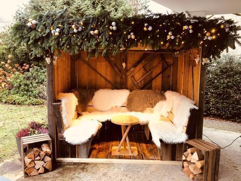 Kuschelhütte im Altholzlook / Weihnachtsmarkthütte / Sitzgelegenheit / Lounge / Sitzgarnitur / Biergarnitur
