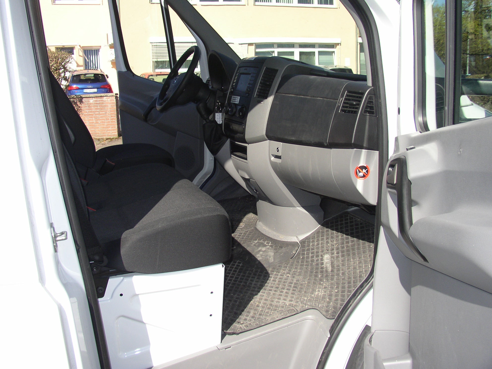 MB Sprinter Kofferaufbau/Ladebordwand 750 Kg – 4
