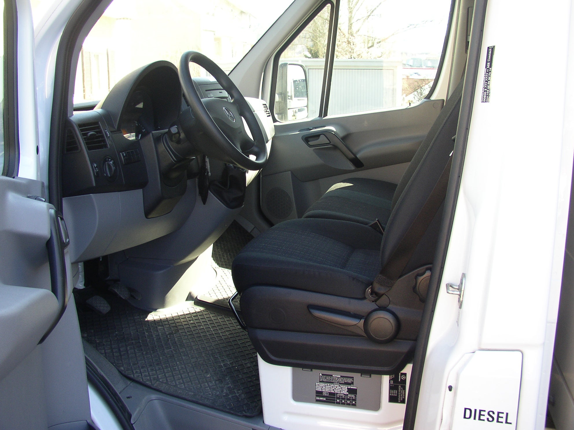 MB Sprinter Kofferaufbau/Ladebordwand 750 Kg – 3