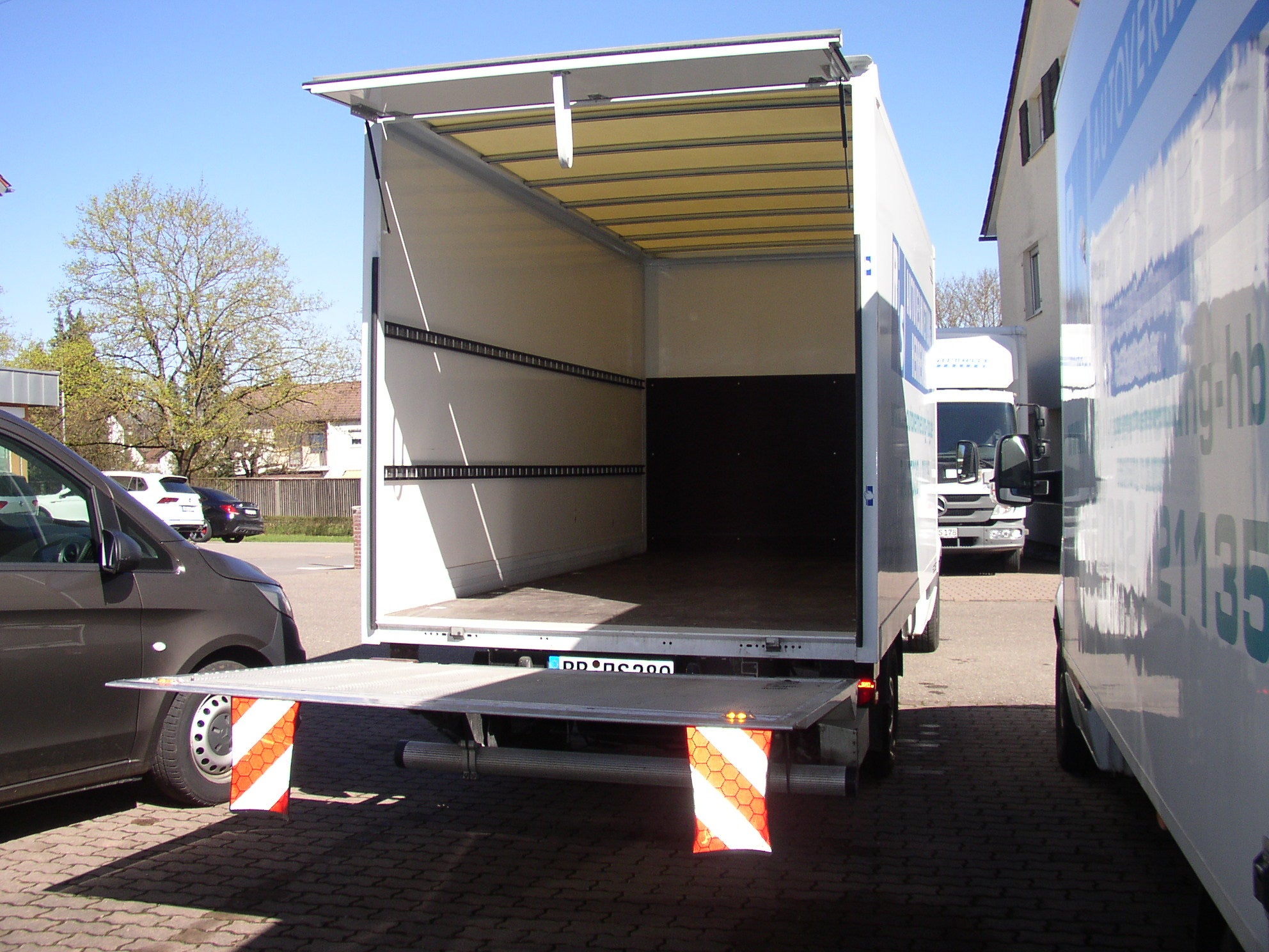 MB Sprinter Kofferaufbau/Ladebordwand 750 Kg – 2