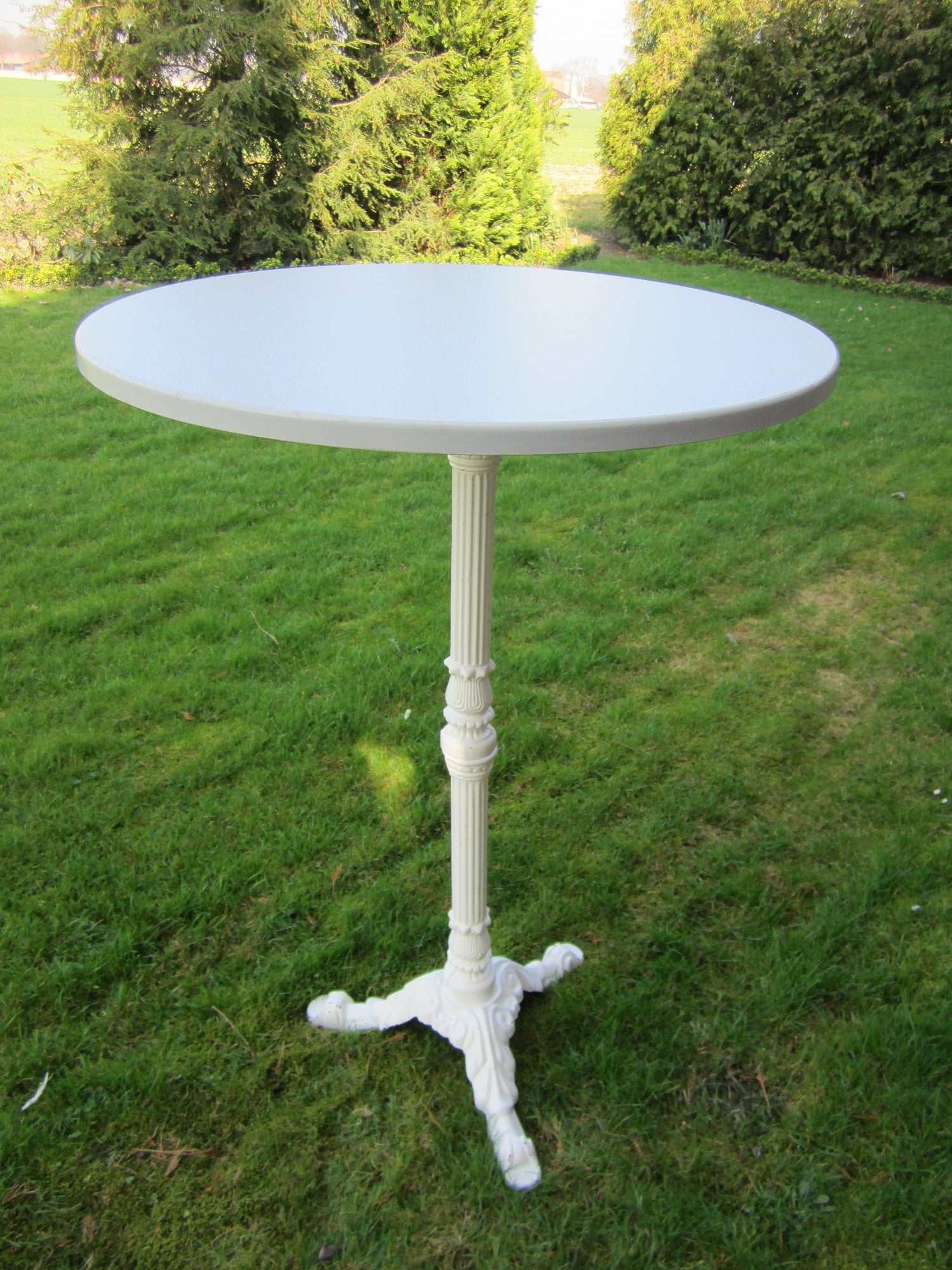 Stehtische mieten – elegant & standfest, weiße Füße – 3