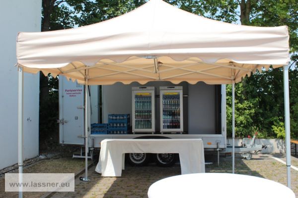 LED Glastür Kühlschrank auf Rädern mieten bei Lassner Catering & Eventausstatter