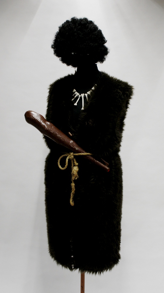 Neandertaler – Höhlenmensch Outfit (Fellweste und Kette) mieten