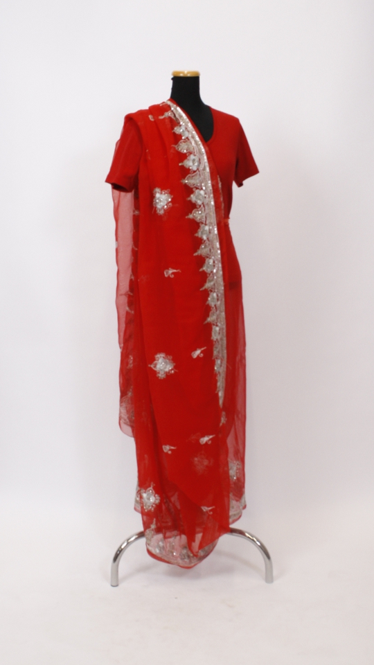 Inderin – Sari Outfit Rot-Silber (Sari und Top) mieten