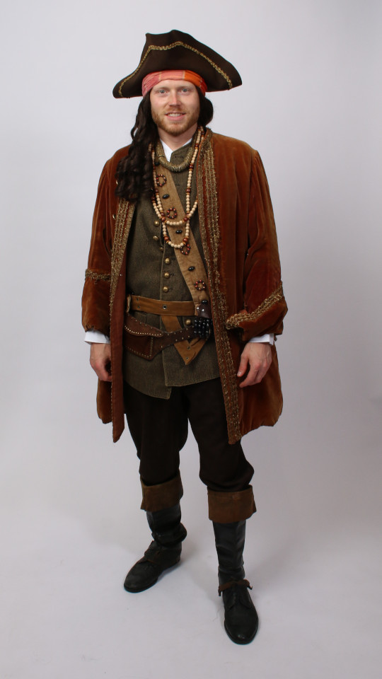 Pirat Outfit – Herren – Hellbraun (Jacke, Weste, Hose, Gürtel, Dreispitz, Gamaschen, Schär