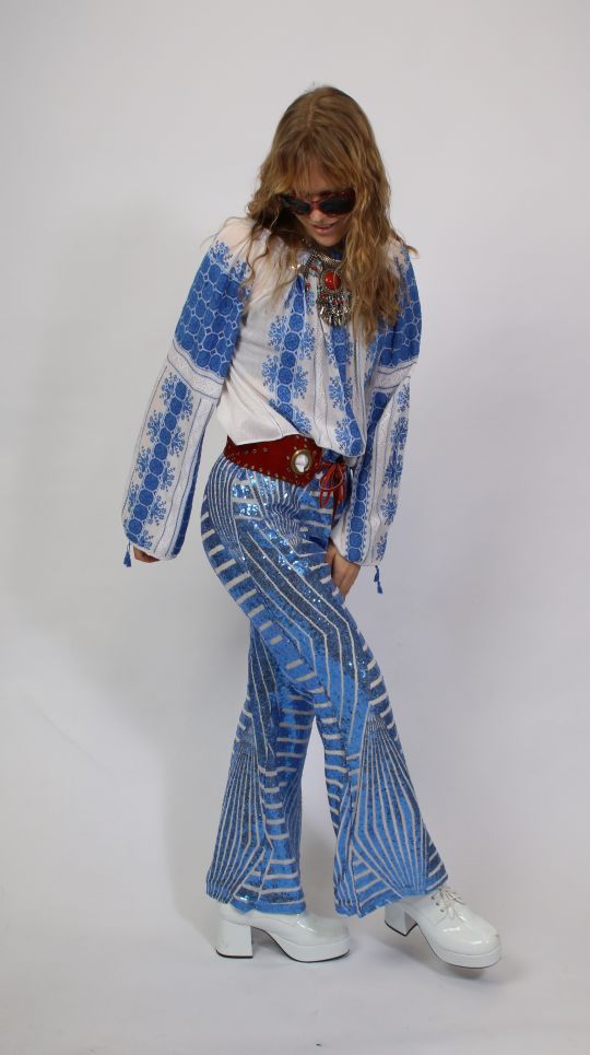 70er Jahre outfit – blau – Damen (Bluse, Hose, Brille, Ledergürtel) mieten