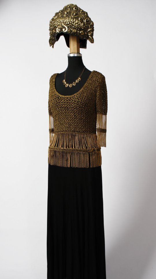 Antikes Outfit – Damen – Schwarz-Gold (Kleid und Haube) mieten