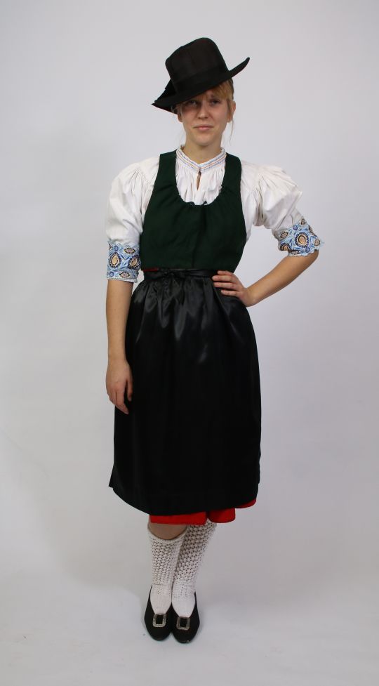 Egerländer Tracht – Traditionell (Mieder, Rock, Bluse, Schürze, Hut und Batzerlstrümpfe) m