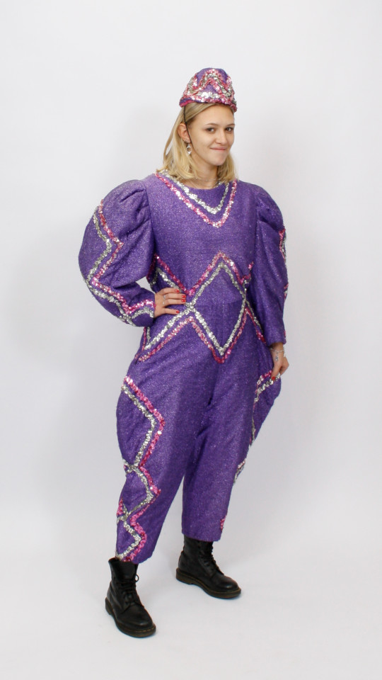 Clown – Bajazzo – Harlekin Outfit Lila-Glitzernd (Overall und Haube) mieten