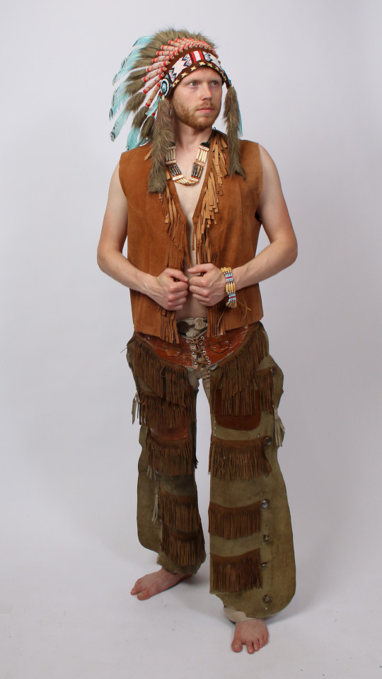 Burning Man – Indianer Outfit (Hose, Weste und Federkopfschmuck) mieten