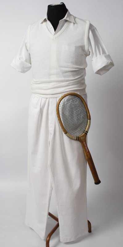 Tennis Outfit – Herren (Hemd, Hose, Pullunder und Schläger) mieten