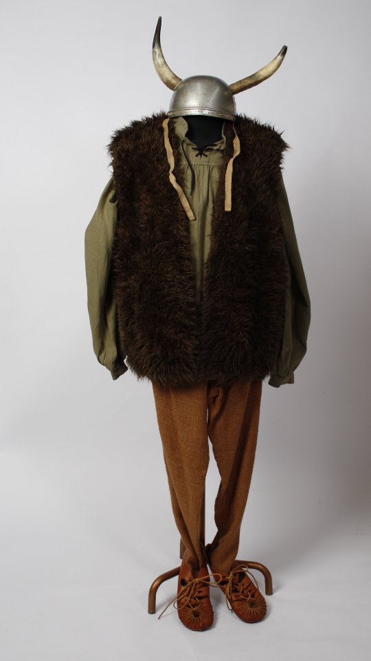 Wikinger – Kelte – Germane Outfit (Fellweste und Metallhelm mit Echthörnern) mieten