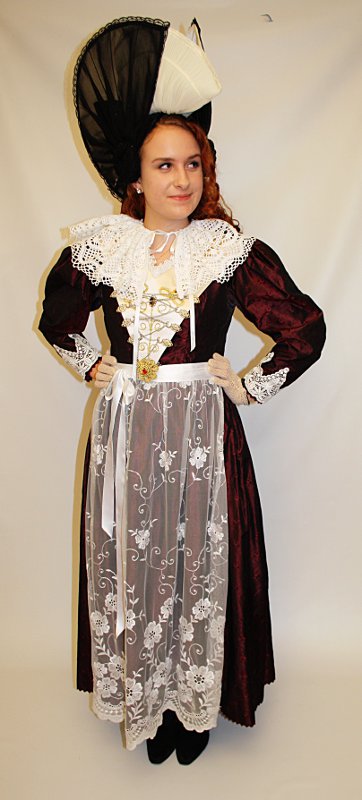 Appenzeller – Schweizer Tracht (Kleid, Schürze, Spitzenkragen, Brosche und Haube) mieten