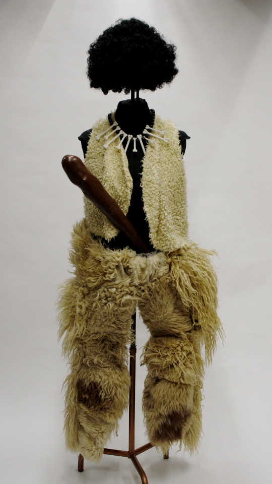 Höhlenmensch Outfit (Fellweste und Kette) mieten
