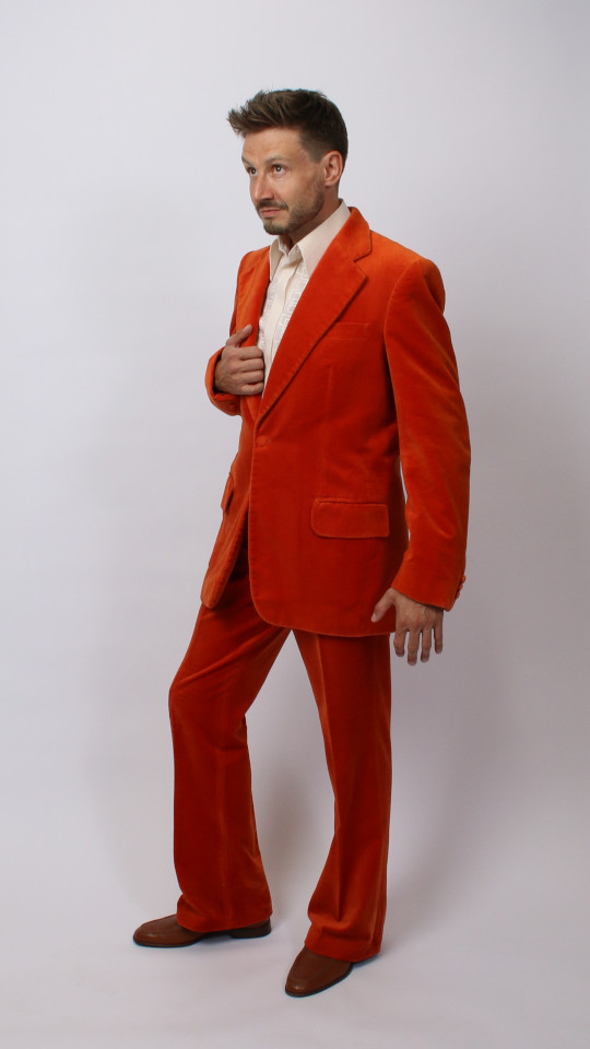 70er Jahre Outfit – Orange-Samt (Sakko, Weste, Hose und Hemd) mieten