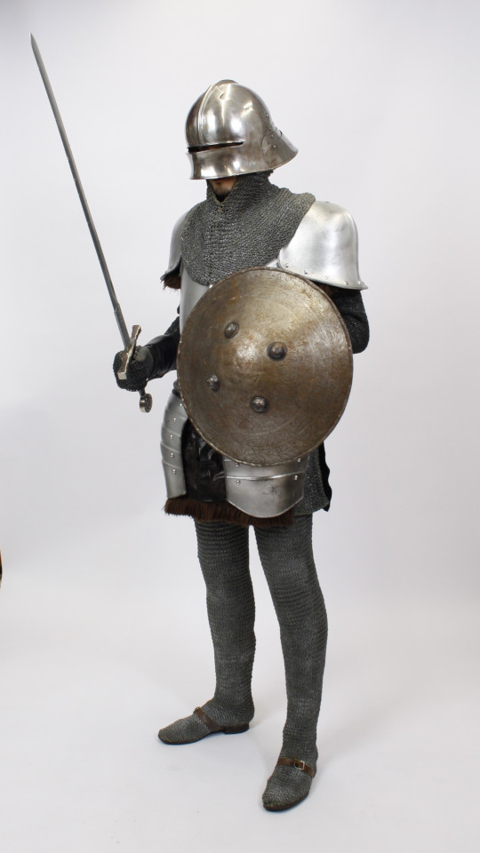 Ritter mit Helm – verschiedene Helmvarianten (Hemd und Helm) mieten