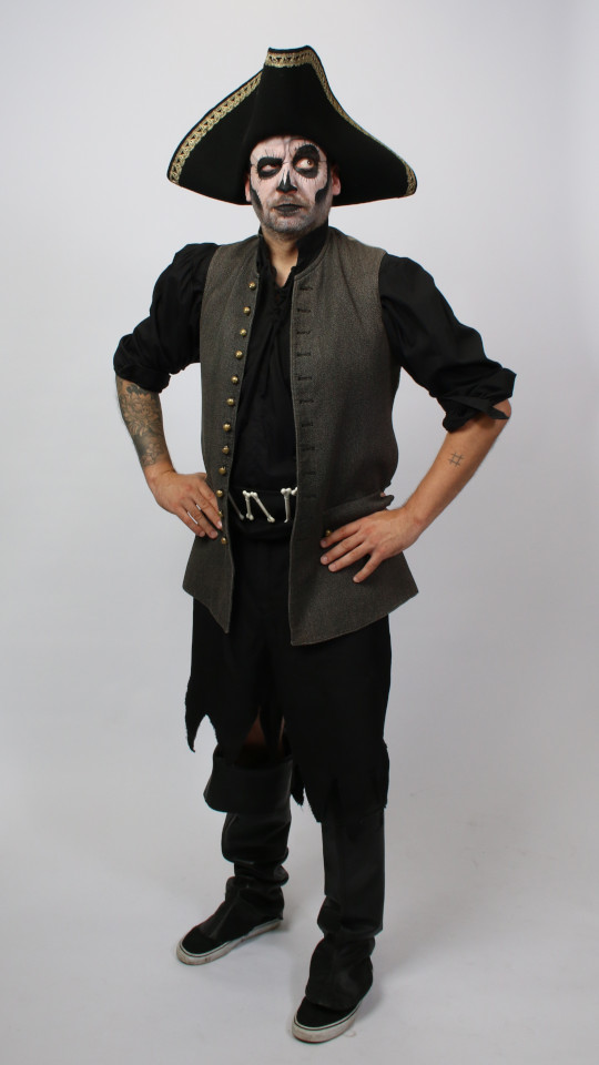 Halloween – Pirat Outfit (Weste, Schnürhemd, Hose, Gürtel, Dreispitz und Gamaschen) mieten